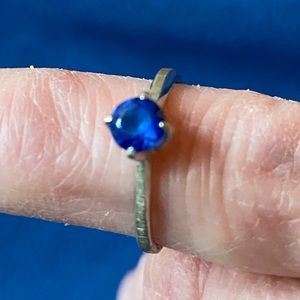 RING STERLING BRUSHED BAND WITH SIMULATED SAPPHIRE, size 5